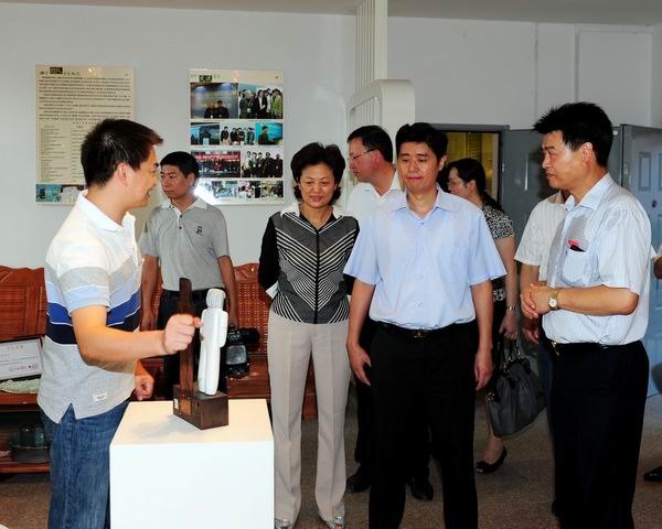 余紅勝?gòu)堺惥甑仁蓄I(lǐng)導(dǎo)調(diào)研科技創(chuàng)新工作