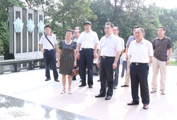 皖西學院赴金寨組織開展“保持黨的純潔性 迎接黨的十八大”主題教育實踐活動