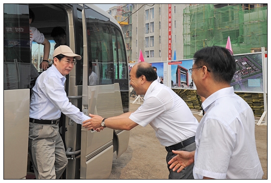 省委書記袁純清今日上午視察晉中學(xué)院新校區(qū)工地