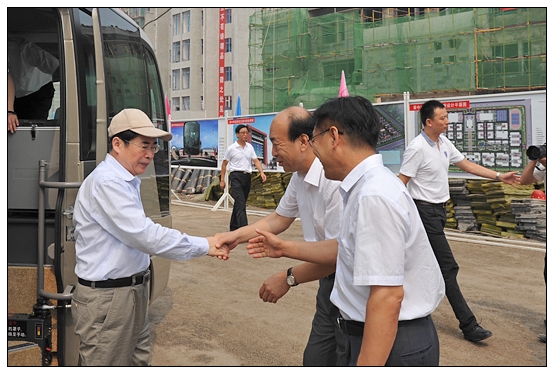 省委書記袁純清今日上午視察晉中學(xué)院新校區(qū)工地