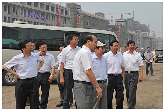 省委書記袁純清今日上午視察晉中學(xué)院新校區(qū)工地