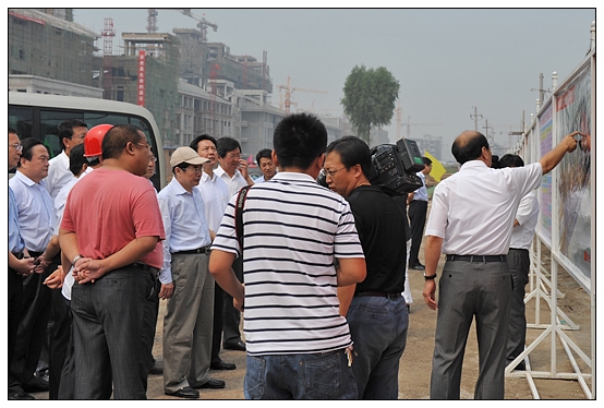 省委書記袁純清今日上午視察晉中學(xué)院新校區(qū)工地