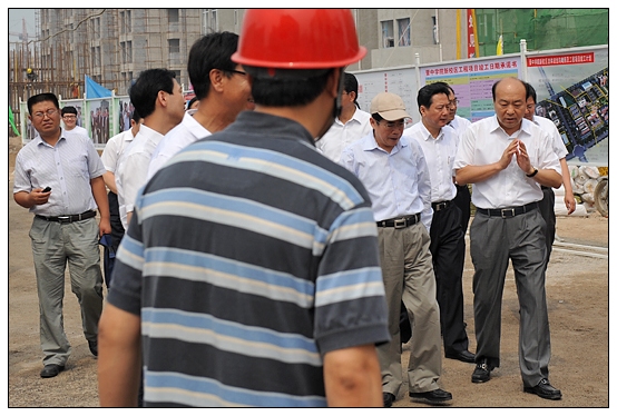省委書記袁純清今日上午視察晉中學(xué)院新校區(qū)工地
