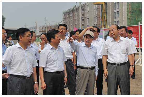 省委書記袁純清今日上午視察晉中學(xué)院新校區(qū)工地