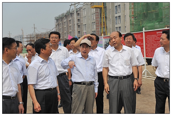 省委書記袁純清今日上午視察晉中學(xué)院新校區(qū)工地