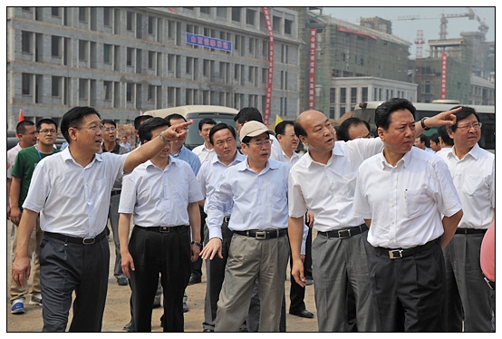 省委書記袁純清今日上午視察晉中學(xué)院新校區(qū)工地