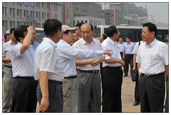 省委書記袁純清今日上午視察晉中學(xué)院新校區(qū)工地