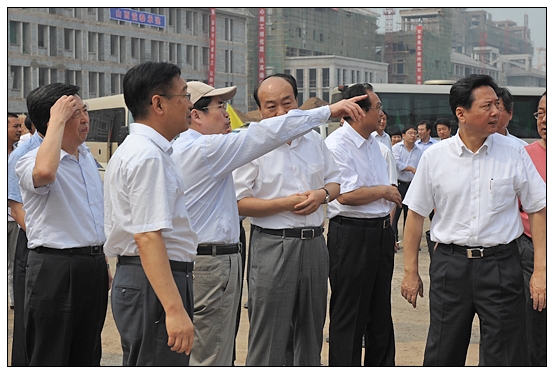 省委書記袁純清今日上午視察晉中學(xué)院新校區(qū)工地