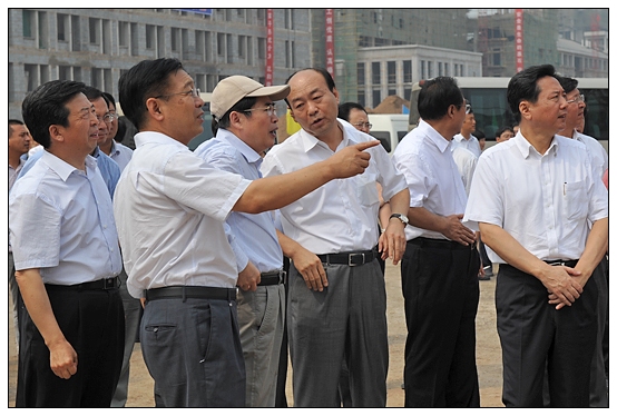 省委書記袁純清今日上午視察晉中學(xué)院新校區(qū)工地