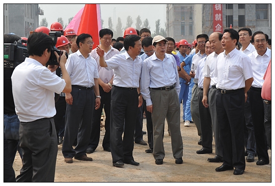 省委書記袁純清今日上午視察晉中學(xué)院新校區(qū)工地