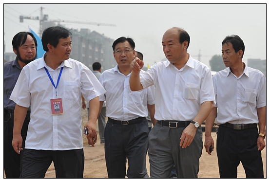 省委書記袁純清今日上午視察晉中學(xué)院新校區(qū)工地