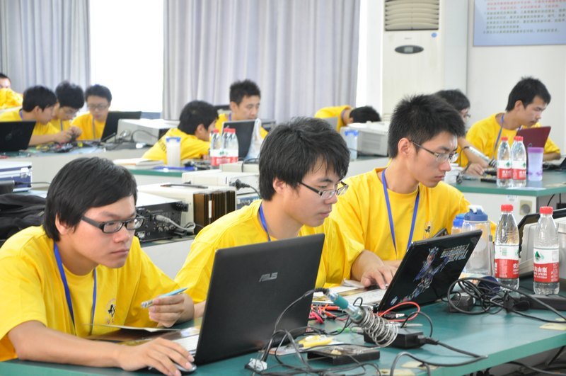 東華學子在2012年“TI杯”上海大學生電子設計邀請賽上獲好成績