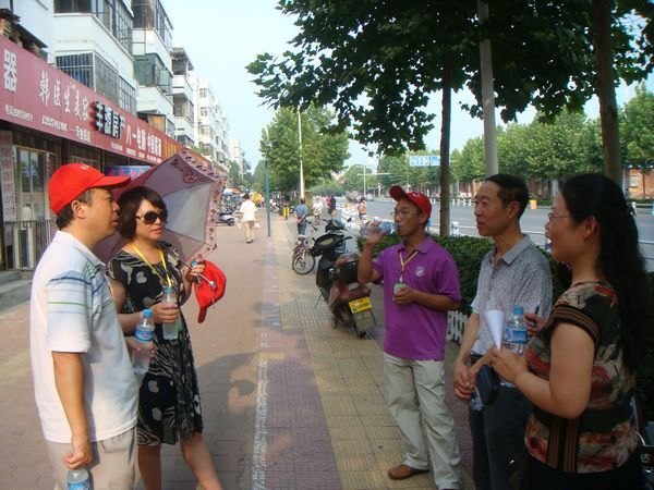 許昌學院正院級調(diào)研員汪慶華慰問“文明天使志愿服務行動計劃”上崗人員