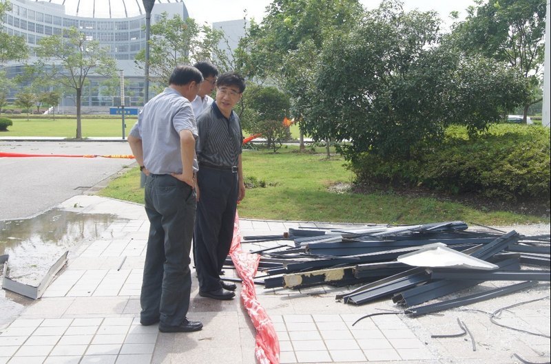 徐明稚校長視察臺風后校園安全工作