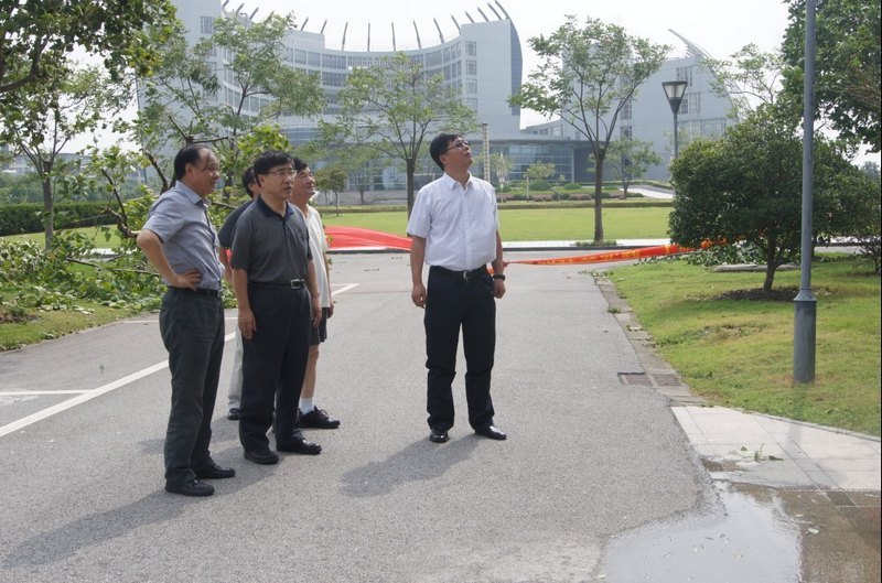 徐明稚校長視察臺風后校園安全工作