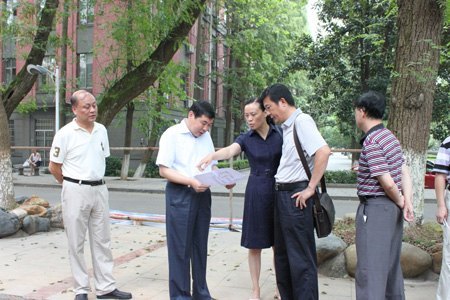 高文兵書記督促檢查暑期校園建設工作