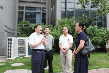 高文兵書記督促檢查暑期校園建設工作