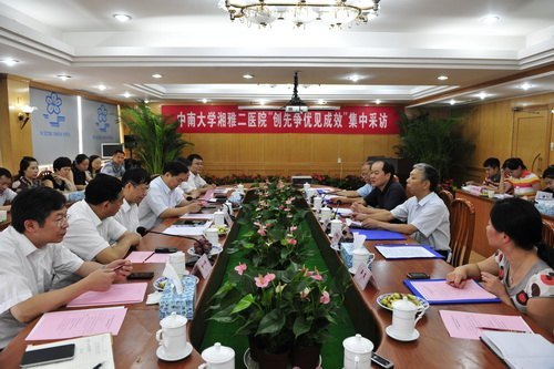 “創(chuàng)先爭(zhēng)優(yōu)見(jiàn)成效”專(zhuān)題報(bào)道組到湘雅二醫(yī)院集中采訪