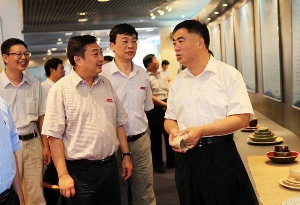 副省長朱虹蒞臨景德鎮陶瓷學院視察調研