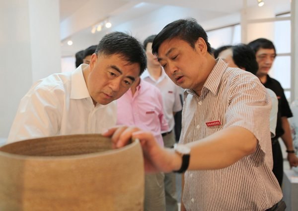 副省長朱虹蒞臨景德鎮陶瓷學院視察調研