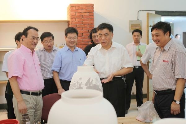 副省長朱虹蒞臨景德鎮陶瓷學院視察調研