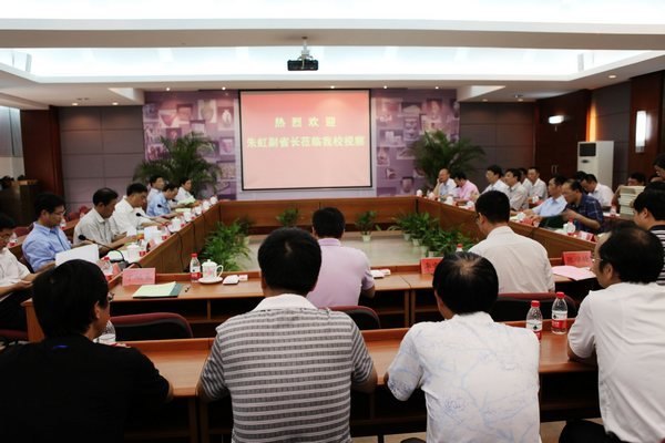 副省長朱虹蒞臨景德鎮陶瓷學院視察調研