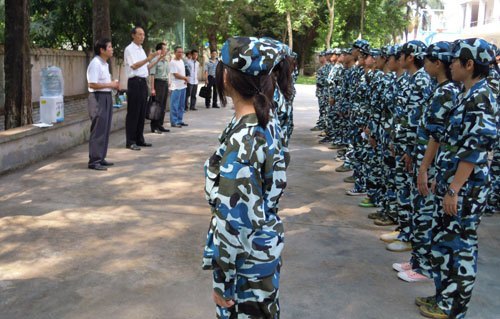 和飛看望附中新生軍訓 冀望學校前景美好