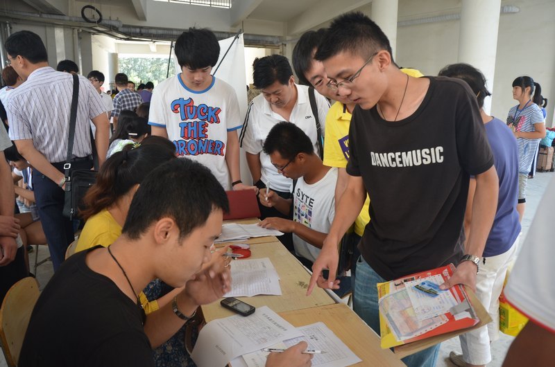 迎接新學年  專升本新生有序報到