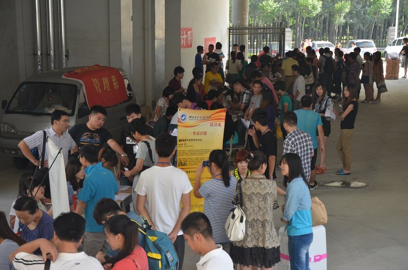 迎接新學年  專升本新生有序報到