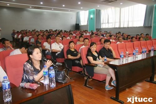 西安交通大學城市學院召開2012級新生家長見面會