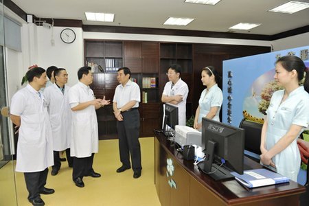 高文兵書記到湘雅二醫院投訴接待中心視察指導工作