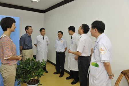 高文兵書記到湘雅二醫院投訴接待中心視察指導工作