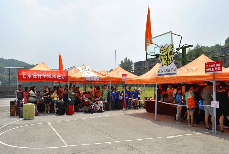 藝術(shù)設(shè)計學(xué)院2012迎新順利開展