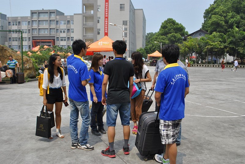 藝術(shù)設(shè)計學(xué)院2012迎新順利開展