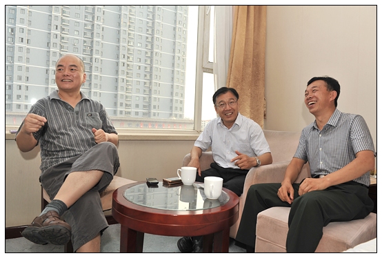 孫建中院長會(huì)見左權(quán)歌王石占明和作家劉紅慶