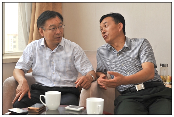 孫建中院長會(huì)見左權(quán)歌王石占明和作家劉紅慶