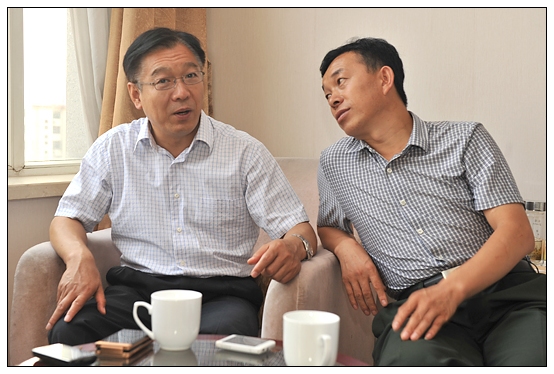 孫建中院長會(huì)見左權(quán)歌王石占明和作家劉紅慶