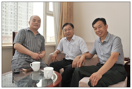 孫建中院長會(huì)見左權(quán)歌王石占明和作家劉紅慶