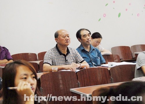 學校領導檢查秋季學期開學第一天教學工作