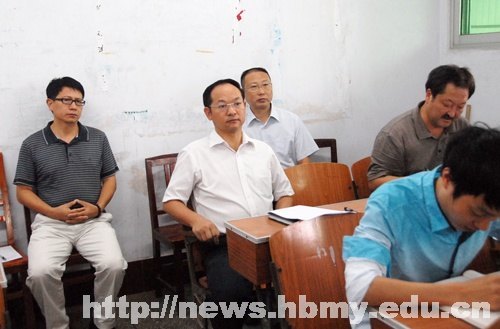 學校領導檢查秋季學期開學第一天教學工作