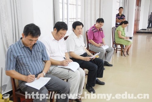 學校領導檢查秋季學期開學第一天教學工作