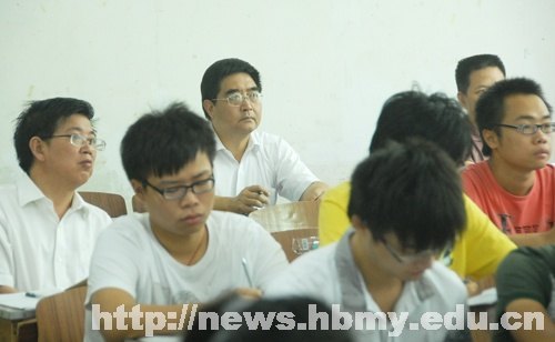 學校領導檢查秋季學期開學第一天教學工作