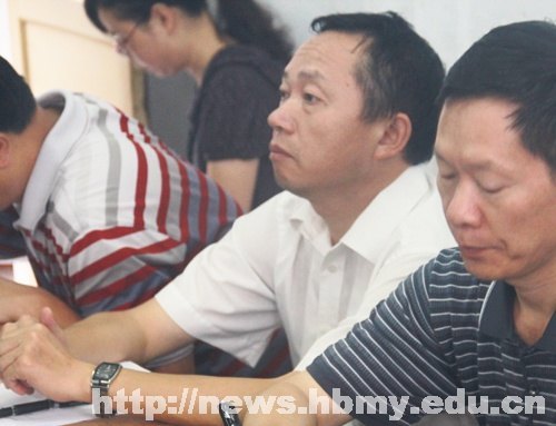 學校領導檢查秋季學期開學第一天教學工作