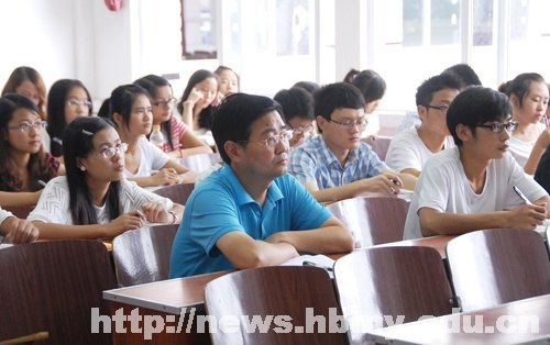 學校領導檢查秋季學期開學第一天教學工作