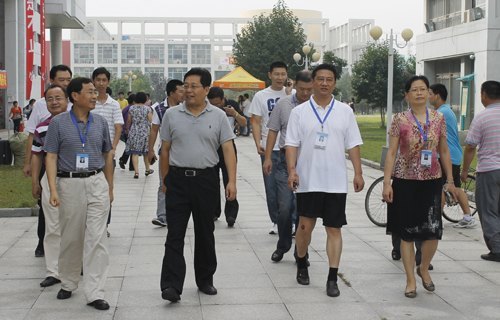 校領(lǐng)導(dǎo)到燕山大學(xué)里仁學(xué)院視察2012級里仁學(xué)院新生報到情況