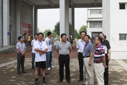 校領(lǐng)導(dǎo)到燕山大學(xué)里仁學(xué)院視察2012級里仁學(xué)院新生報到情況