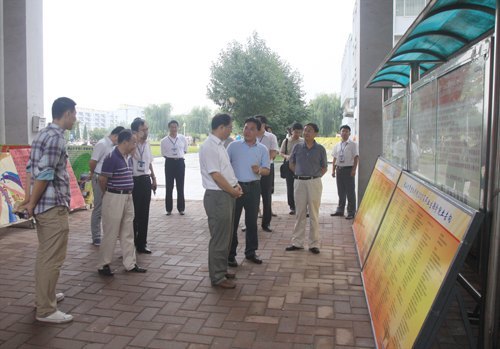 校領(lǐng)導(dǎo)到燕山大學(xué)里仁學(xué)院視察2012級里仁學(xué)院新生報到情況