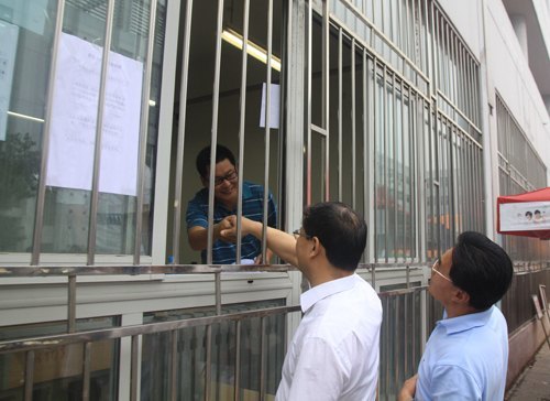 校領(lǐng)導(dǎo)到燕山大學(xué)里仁學(xué)院視察2012級里仁學(xué)院新生報到情況