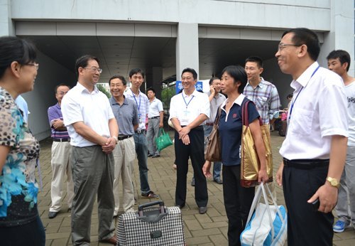 校領(lǐng)導(dǎo)到燕山大學(xué)里仁學(xué)院視察2012級里仁學(xué)院新生報到情況