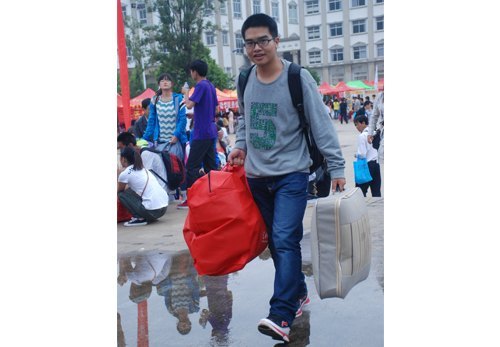 高效、快捷——與2012級新生共同體驗新生注冊流程